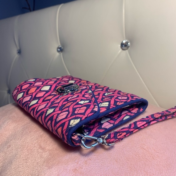 SOLD///Vera Bradley Your Turn Smartphone Wristlet - Picture 10 of 10